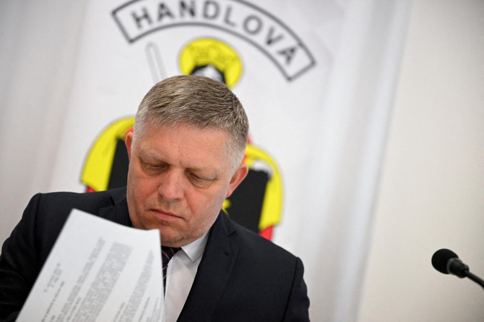 Zdravotný stav Fica: Premiér je samostatný, chodí pomocou bariel. Lekár sa oňho bude starať doma Zdravotný stav Fica: Premiér je samostatný, chodí pomocou bariel. Lekár sa oňho bude starať doma
