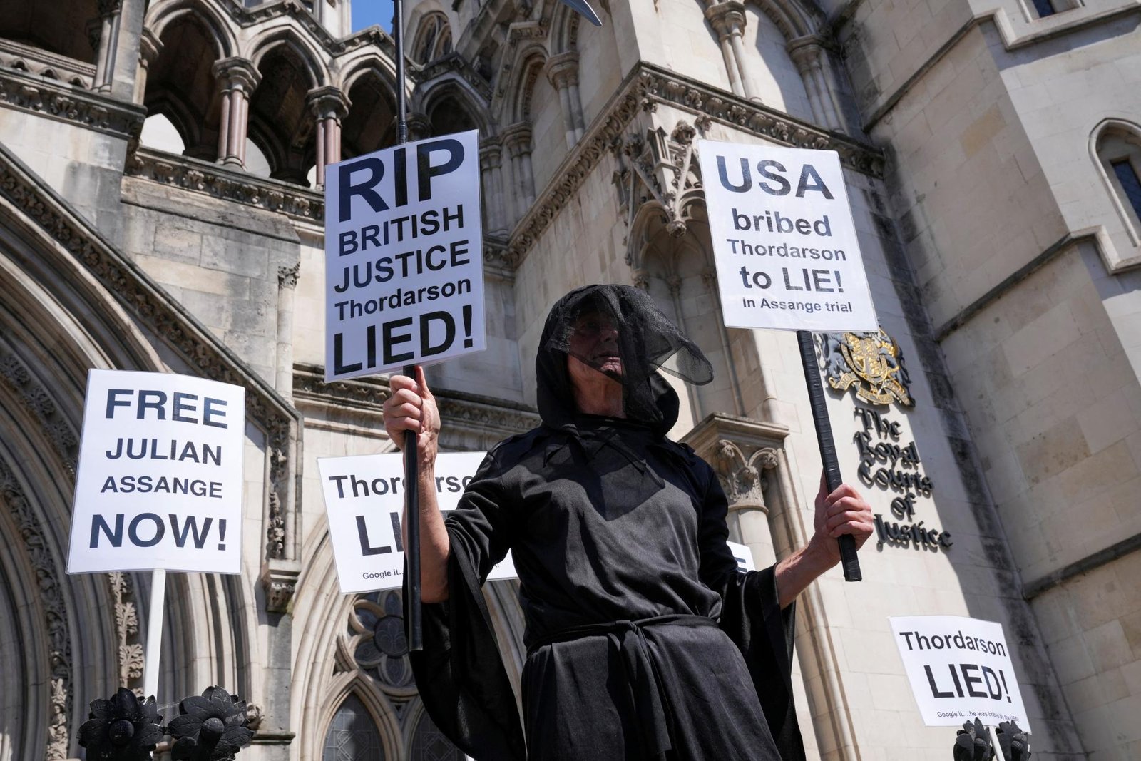Súd rozhodne o vydaní zakladateľa platformy WikiLeaks do USA, pred budovou sa protestuje Súd rozhodne o vydaní zakladateľa platformy WikiLeaks do USA, pred budovou sa protestuje