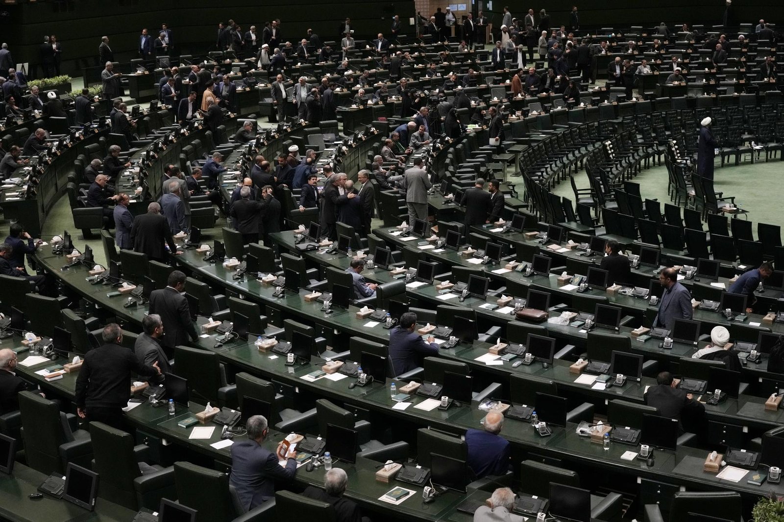 Dočasný prezident Iránu vzdal hold Raísího vládnutiu. Nový parlament ocenil vývoz ropy Dočasný prezident Iránu vzdal hold Raísího vládnutiu. Nový parlament ocenil vývoz ropy