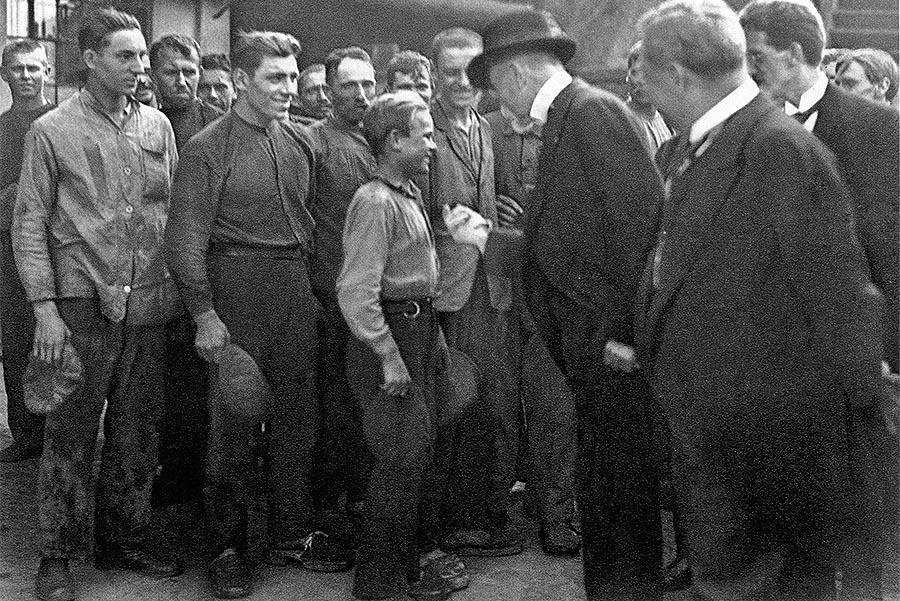 Na úsvite zlatej éry. Československo malo pôrodné bolesti za sebou, na západe i východe začínalo klíčiť zlo Na úsvite zlatej éry. Československo malo pôrodné bolesti za sebou, na západe i východe začínalo klíčiť zlo