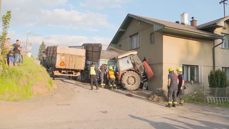 Probořená zeď a hnůj až v kuchyni. Dům na Semilsku, do něhož vletěl traktorista, zajistili Probořená zeď a hnůj až v kuchyni. Dům na Semilsku, do něhož vletěl traktorista, zajistili