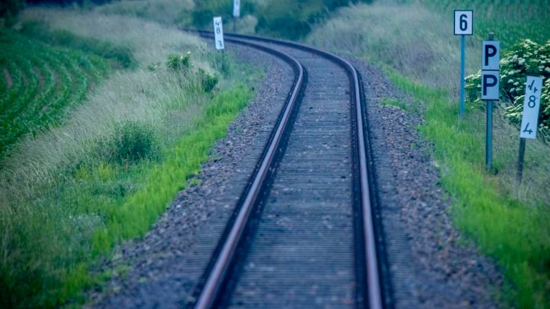 Na železničním koridoru mezi Poříčany a Českým Brodem na Kolínsku našli mrtvého. Trať stála Na železničním koridoru mezi Poříčany a Českým Brodem na Kolínsku našli mrtvého. Trať stála