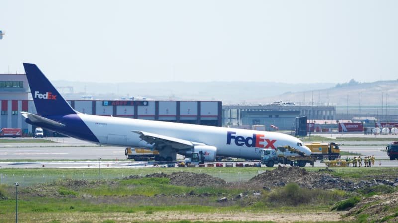 Déšť jisker a oblak kouře. Drama během tvrdého přistání porouchaného Boeingu ukazuje video Déšť jisker a oblak kouře. Drama během tvrdého přistání porouchaného Boeingu ukazuje video