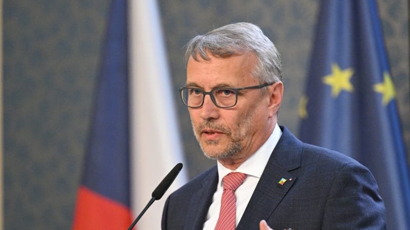 Nepřijetí eura je ostuda, říká ministr Dvořák. Zmínil výhody, které by nová měna přinesla Nepřijetí eura je ostuda, říká ministr Dvořák. Zmínil výhody, které by nová měna přinesla