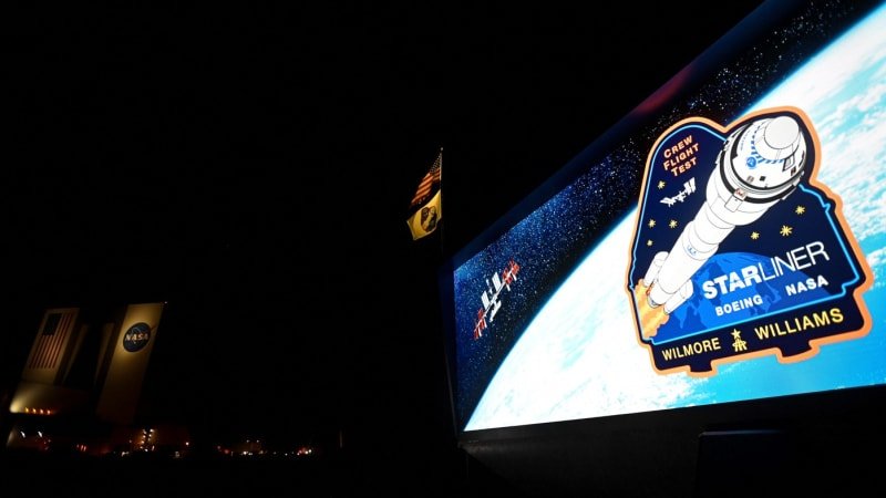Astronauti se připoutávali ke křeslům, pak přišlo zklamání. Let Boeingu do vesmíru byl odložen Astronauti se připoutávali ke křeslům, pak přišlo zklamání. Let Boeingu do vesmíru byl odložen