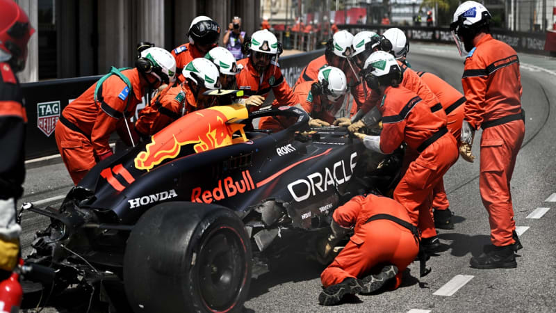 Záběry odhalují hrůzu nehody formule 1 očima pilota. Bouraly tři vozy, Pérez svůj zcela zničil