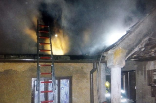 65576_02-640x420.jpg Požiar dvoch obydlí v Lipanoch sa skončil tragicky, vyžiadal si jednu obeť