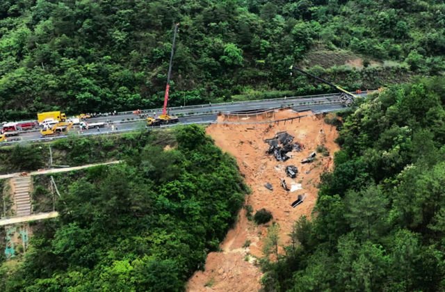 65578_china_highway_93673-640x420.jpg Počet obetí sa po zrútení diaľnice v Číne zvýšil, po kolapse cesty našli 23 vozidiel