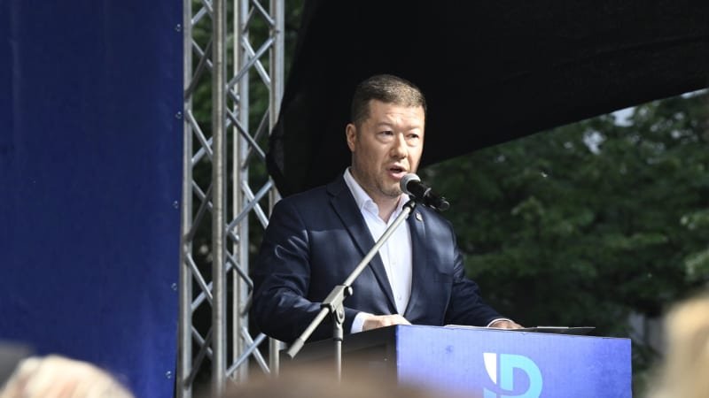 Zásah policie na mítinku SPD v Praze. Lidé chtěli házet vajíčka na Okamuru Zásah policie na mítinku SPD v Praze. Lidé chtěli házet vajíčka na Okamuru