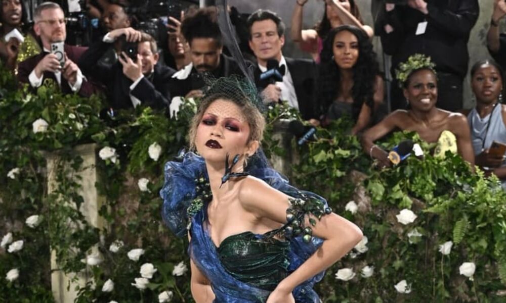 Divoká móda na Met Gala: Šaty z písku i ze skla, šíleně upnutý korzet nebo nevkusná Lizzo