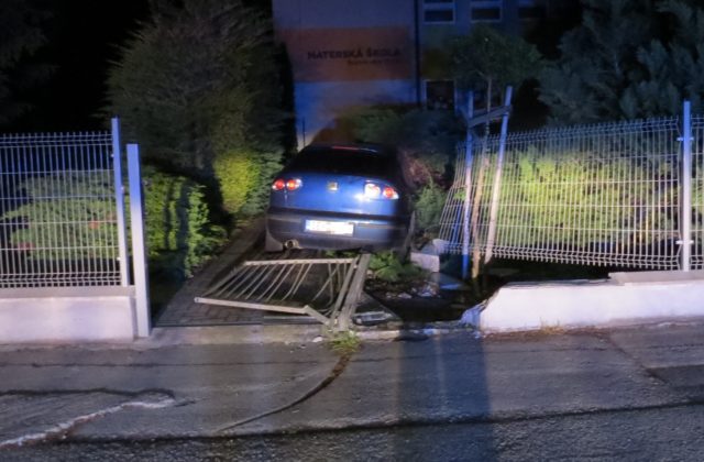 Opitý vodič prerazil oplotenie materskej školy v Trebaticiach, nafúkal viac ako dve promile (foto)