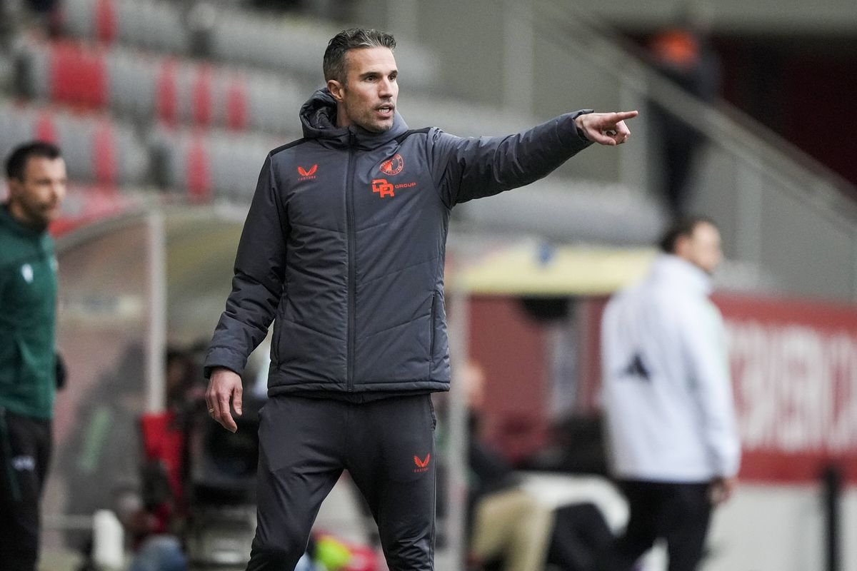 Robin van Persie sa vydal na trénerskú dráhu, povedie známy klub