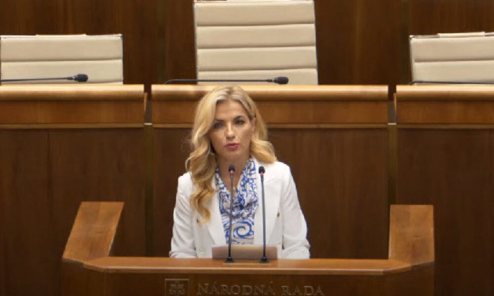 Šimkovičová: Kultúra politikov v prejavoch na námestiach, médiách aj v parlamente sa prepadla do najhlbšej žumpy (video)