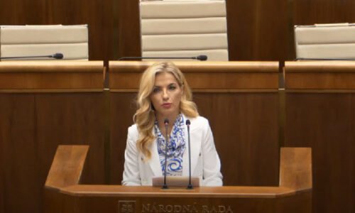 Šimkovičová: Kultúra politikov v prejavoch na námestiach, médiách aj v parlamente sa prepadla do najhlbšej žumpy (video)