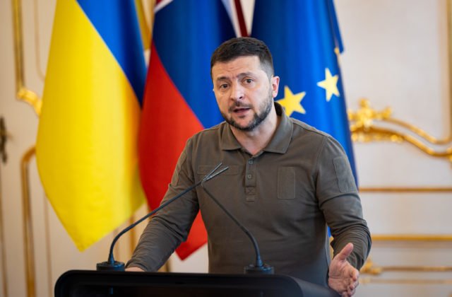 Ruská armáda zhromažďuje ďalšie zoskupenie vojsk pri ukrajinských hraniciach, povedal Zelenskyj