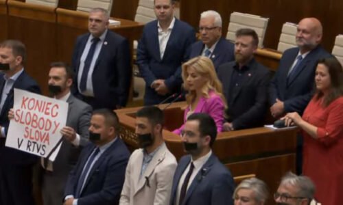 Poslanci sa v parlamente postavili pred rečnícky pult so zalepenými ústami a transparentom „koniec slobody slova v RTVS“ (video)