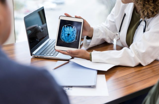 77162_istock-1206365629-640x420.jpg Ochorení na Alzheimerovu chorobu pribúda a týka sa stále mladších ľudí. Nádej na účinnú liečbu priniesli slovenskí vedci