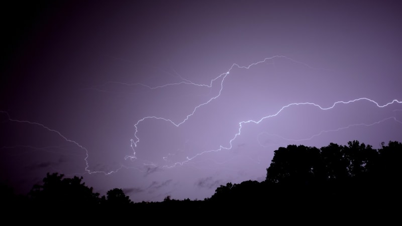 RADAR: Počasí rozdělí Česko, při cestě na Moravu může nastat teplotní šok. Kde hrozí bouřky?