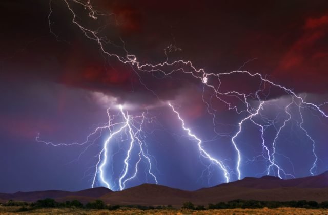 83476_thinkstockphotos-636372914-640x420.jpg Padajúci strom v dôsledku silnej búrky pripravil o život jednu ženu