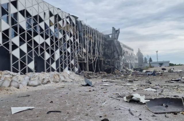 88896_vojna-na-ukrajine-640x420.jpg Ruská raketa Ch-59 zničila terminál letiska v meste Záporožie, cieľom bola civilná infraštruktúra (video+foto)