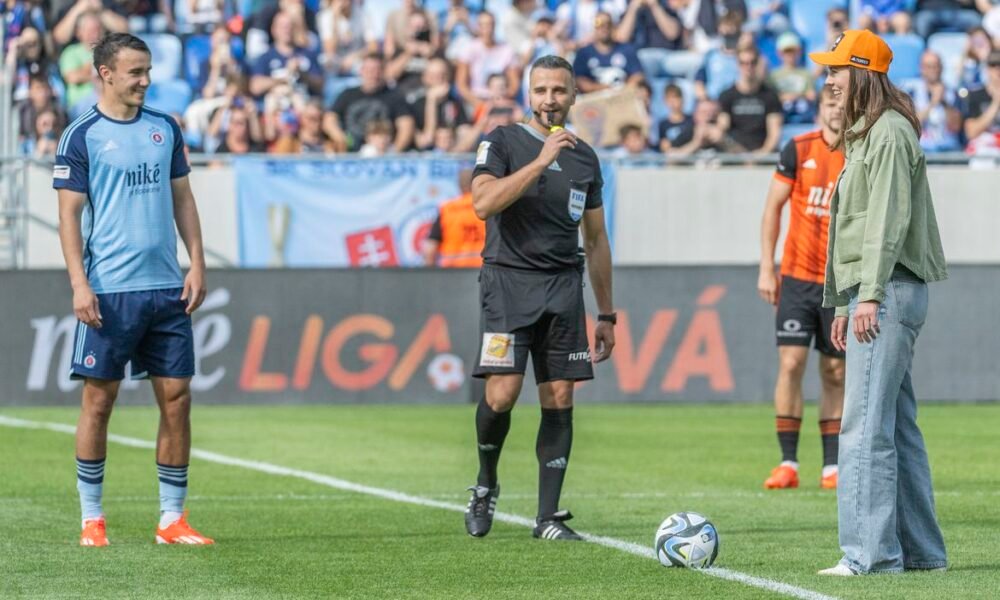 Petra Vlhová otvorila zápas na Tehelnom poli. Hokejistom poslala do Ostravy jasný odkaz