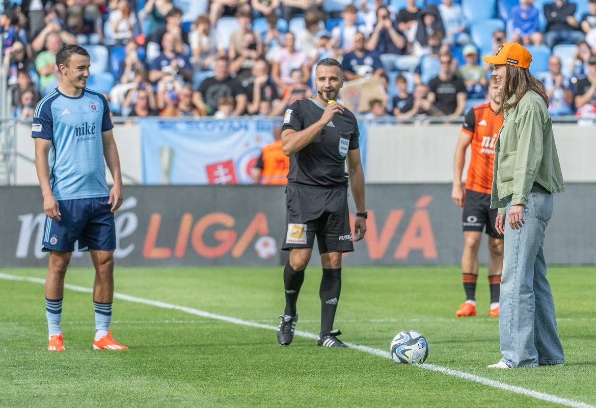 Petra Vlhová otvorila zápas na Tehelnom poli. Hokejistom poslala do Ostravy jasný odkaz Petra Vlhová otvorila zápas na Tehelnom poli. Hokejistom poslala do Ostravy jasný odkaz
