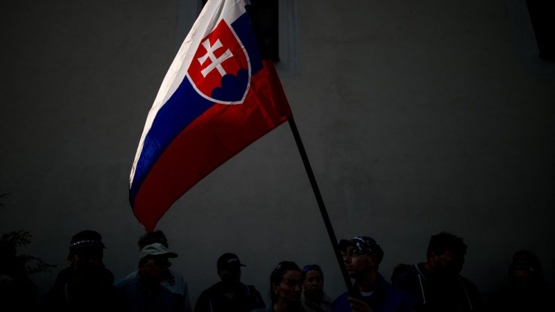 Křižovatka pro Slovensko. Atentát na Fica může přinést tvrdší cenzuru i řetězit násilí Křižovatka pro Slovensko. Atentát na Fica může přinést tvrdší cenzuru i řetězit násilí