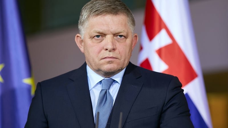 Fico je mimo ohrožení života, oznámila nemocnice. Jeho zotavení zabere dlouhou dobu