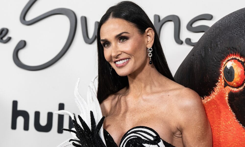 Demi Moore v úzkych bikinách poteší svojou postavou. Je ťažké uveriť, že má 61 rokov (VIDEO)