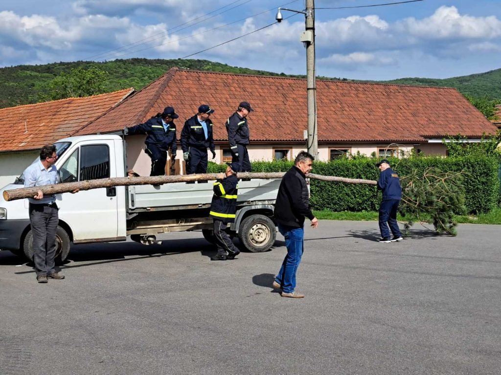 Dobrovoľní hasiči zasahovali aj pri silvestrovskom požiari bytovky Dobrovoľní hasiči zasahovali aj pri silvestrovskom požiari bytovky