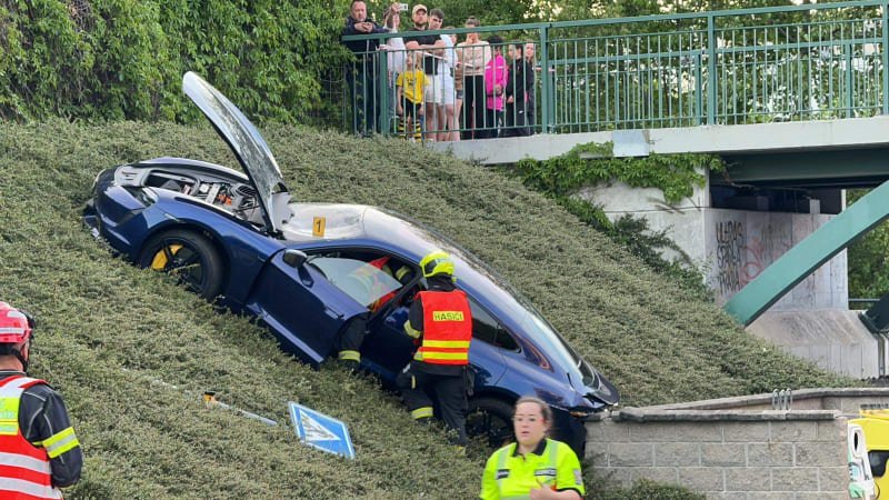 Řidič luxusního sporťáku v Praze vyletěl ze silnice a srazil ženu s kočárkem. Je těžce zraněná