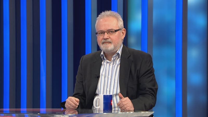 Dno v české Sněmovně. Někteří opoziční politici by měli jít na psychoanalýzu, říká Schmarcz Dno v české Sněmovně. Někteří opoziční politici by měli jít na psychoanalýzu, říká Schmarcz