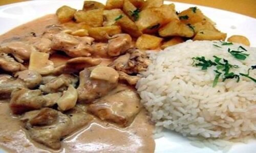 Tento recept je prudko-návykový: Toto je tá najchutnejšia hovädzia sviečková s cibuľou, nakladanou uhorkou a šampiňónmi