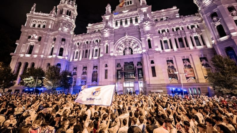 Euforie v ulicích Madridu. Real v předstihu slaví španělský titul, pomohla mu Barcelona Euforie v ulicích Madridu. Real v předstihu slaví španělský titul, pomohla mu Barcelona