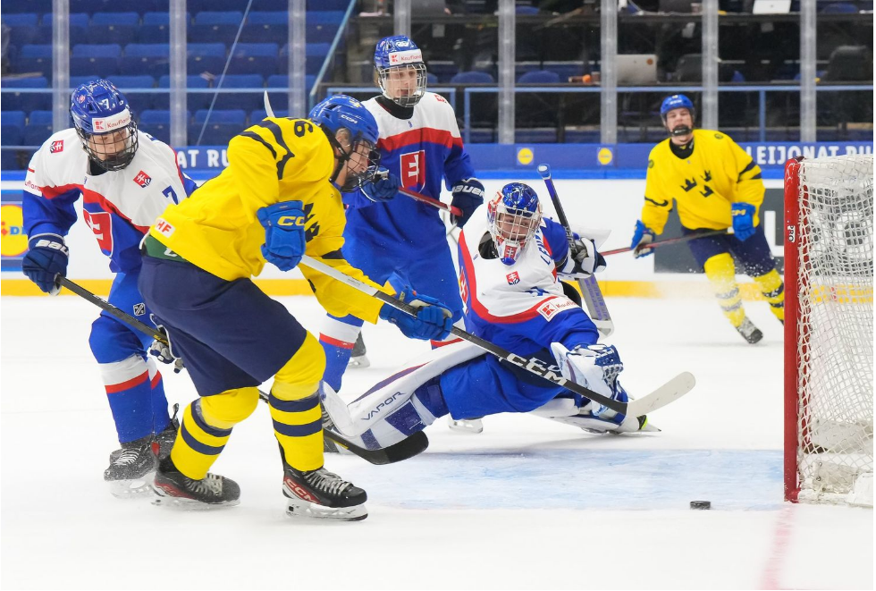 MS v hokeji U18: Slováci dlho živili nádej na medailu. Favorit ich zlomil v závere MS v hokeji U18: Slováci dlho živili nádej na medailu. Favorit ich zlomil v závere