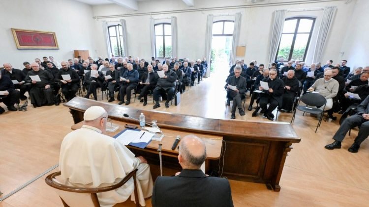Pápež sa stretol so stovkou kňazov z centra Ríma Pápež sa stretol so stovkou kňazov z centra Ríma