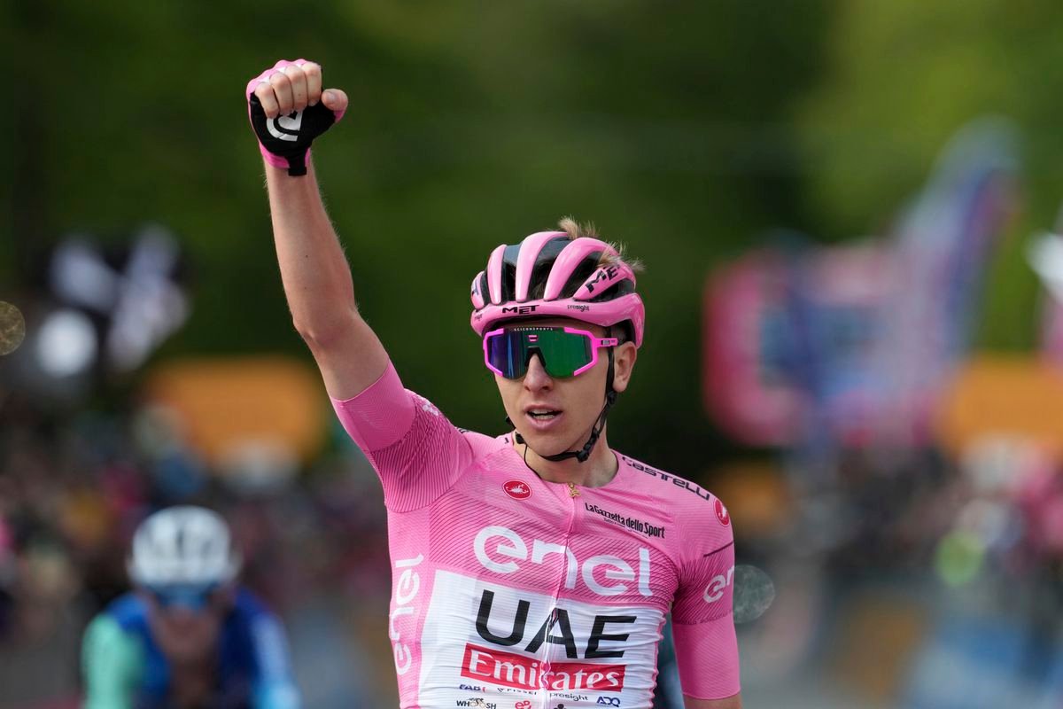 Giro d’Italia: Pogačar ovládol špurt na záverečnom vrchole. V 8. etape si udržal ružový dres