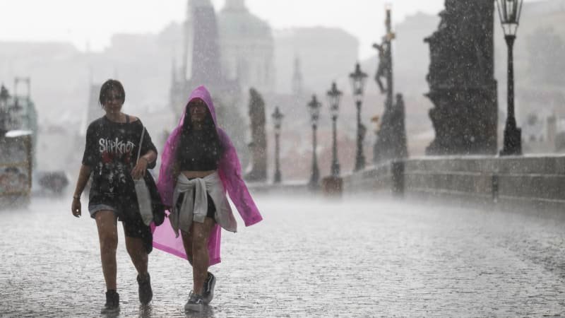 Česko čeká zatažená neděle, hrozí i bouřky. Teploty vystoupají až k 26 stupňům Česko čeká zatažená neděle, hrozí i bouřky. Teploty vystoupají až k 26 stupňům