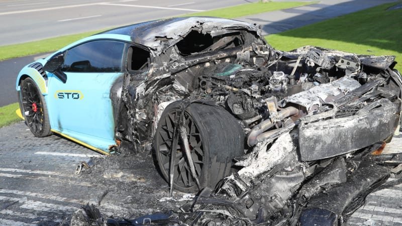 Lamborghini za 11 milionů v Praze zapálil žhář. Problém byl zřejmě v ukrajinských barvách vozu Lamborghini za 11 milionů v Praze zapálil žhář. Problém byl zřejmě v ukrajinských barvách vozu
