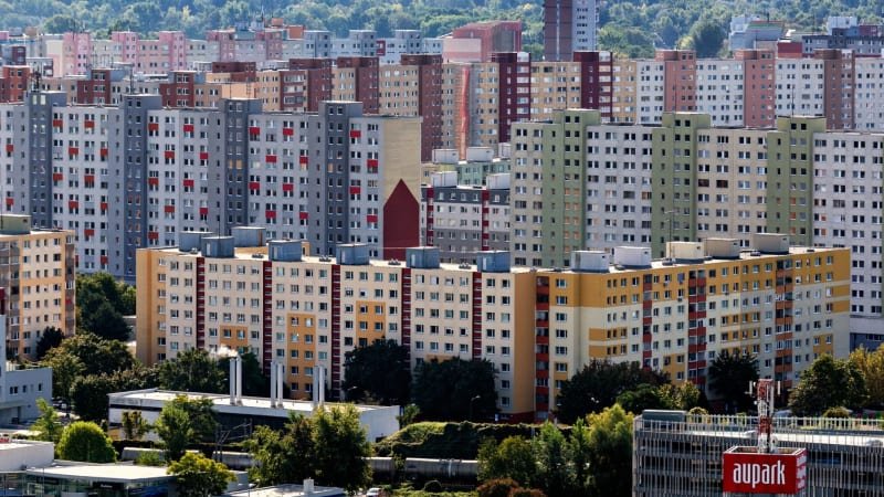 Záhadný tvor sedící na panelovém domě rozhádal bratislavské sídliště. Vysvětlení bylo prosté Záhadný tvor sedící na panelovém domě rozhádal bratislavské sídliště. Vysvětlení bylo prosté