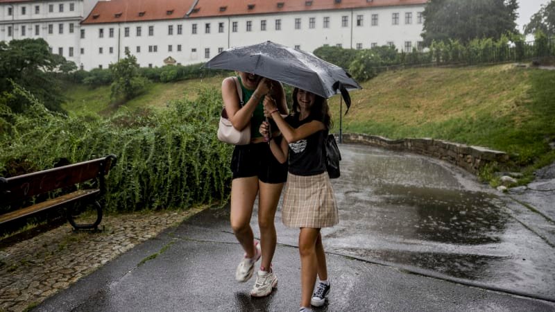 Na Česko se žene frontální systém, přinese déšť i bouřky. Co čekat od dalších dnů? Na Česko se žene frontální systém, přinese déšť i bouřky. Co čekat od dalších dnů?