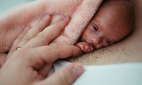 Bonding pomáhá miminku i rodičům. V Olomouci však chybí kvalitní oxymetry, vznikla sbírka
