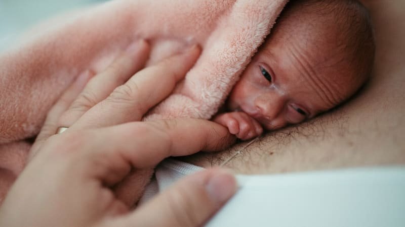 Bonding pomáhá miminku i rodičům. V Olomouci však chybí kvalitní oxymetry, vznikla sbírka