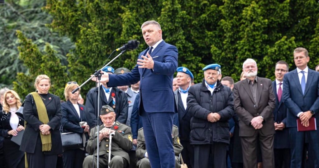 VIDEO: „Rozdeľovanie spoločnosti škodí mieru,“ vyhlásil Fico na bratislavskom Slavíne a poukázal na potrebu spájania sa v otázkach národných tradícií a hodnôt.
