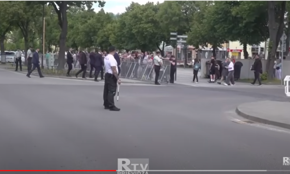 Výjazdové rokovanie vlády v Handlovej skončilo streľbou na námestí