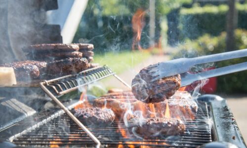 Zabudnite na rezne v máji. Naservírujte šťavnaté hamburgery priamo z grilu a každý si bude pýtať ďalšie