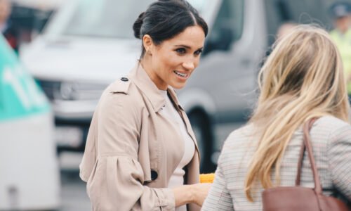 Princ Harry s Meghan sú stále v Nigérii. Markle sa ukázala v odvážnom outfite s výrezom. Cena? Padnete na kolená