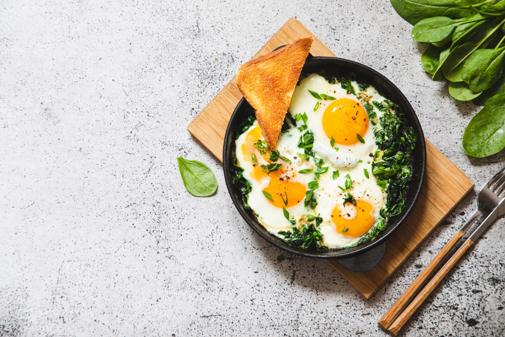 Nudia vás sendviče a miešané vajíčka? Urobte si vajíčka a la shakshuka. Pri pomyslení na nich sa vám budú zbiehať slinky