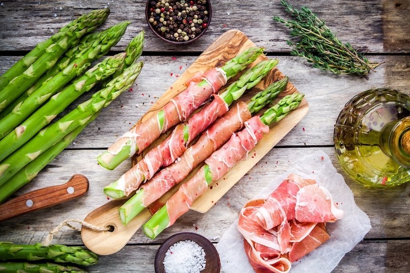 Špargľa v slanine na grile Špargľa v slanine na grile