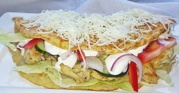 Toto sú naše obľúbené kuracie prsíčka zapečené v zemiakovej placke s jemným, smotanovým dressingom a zeleninou! Toto sú naše obľúbené kuracie prsíčka zapečené v zemiakovej placke s jemným, smotanovým dressingom a zeleninou!